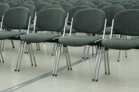 Stühle in einem Vortragsraum