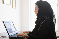 muslimin kopftuch notebook arbeit integration flüchtling